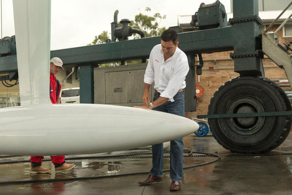 Mark Richards inspects the keel of Wild Oats XI &copy; Andrea Francolini http://www.afrancolini.com/